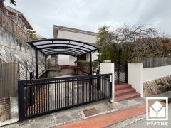 白を基調とした清潔感のある色合いと品のあるデザイン。帰るたびに安心感を感じられる佇まい。