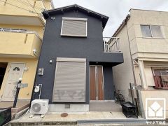 洗面化粧台はシャワー付き水栓なので、忙しい朝でも身支度がしやすく時短になります。