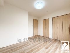 約6.8帖の洋室です。全室フローリングでお掃除ラクラクです。