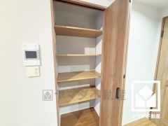 全居室フローリングでお掃除ラクラク。全居室収納もございますので、お部屋の広さを最大限に活用できます。リビングにも収納があり、住空間を広々お使いいただけます。