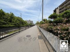 阪神電鉄武庫川線「洲先」駅まで徒歩約5分の立地。お買い物施設が徒歩圏内に複数あり、便利な住環境です。