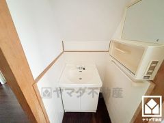 空間を無駄なく活用。収納付きでスッキリお使い頂ける洗面台がございます。