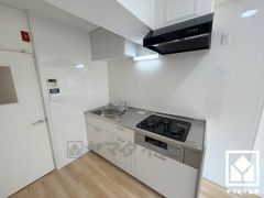 キッチンは空間を有効活用できる壁付けタイプ。毎日の料理がもっとスムーズになる、便利な3口コンロ付き。