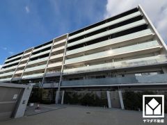 洗練された外観デザインが、住まう誇りを演出。都会に調和する美しい佇まいのマンション。