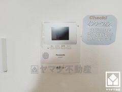 突然の来訪時でも安心なモニター付きインターホンを完備。お留守番中のお子様でも簡単に来訪者の確認ができます。