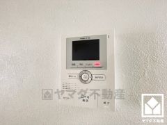 突然の来訪時でも安心なモニター付きインターホンを完備。お留守番中のお子様でも簡単に来訪者の確認ができます。