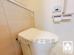 お手入れがしやすく節水効果も高いタンクレストイレです。2連トイレットペーパーホルダーなのでお取替えの手間も軽減できます。