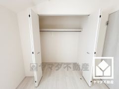 クローゼットは奥行きがあるので、収納力も申し分ありません。