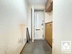 玄関扉はルーバー網戸付き。虫や視線をカットしながら風通しを確保できるので、夏場に涼しい風の取り込みや、湿気・においの排出にも重宝します。