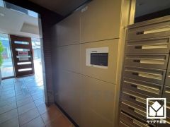 宅配ボックスも完備しています。留守でも安心、荷物の受け取りをスムーズに。