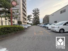 敷地内に駐車場を完備。重い荷物や雨の日の移動もスムーズで、快適なカーライフを実現。