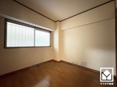 大きな窓からは明るい光が降り注ぎます。