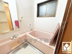 1日の疲れを癒す浴室でゆったりリフレッシュ。小窓が付いているので明るく、こもりがちな湿気もすぐ取り除くことができます。