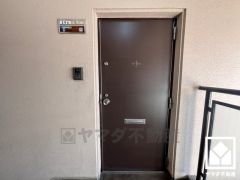 玄関ドアは防犯性の高いダブルロックドアです。