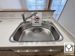 清潔感あふれるシンクで、毎日を気持ちよくスタート。オールインワン浄水栓なので、いつでも安心・安全な水をお使いいただけます。