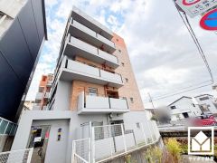 北側水路部分にはサブエントランスへ続く橋が設置されています。