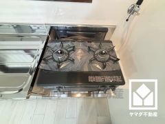 キッチンには新品の2口コンロを設置済み。都市ガス対応です。プロパンガスと比べて低価格なので、日々のランニングコストを抑えることができます。