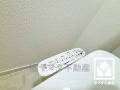 温水洗浄便座付きで、季節を問わずいつでも温かい便座をお使いいただけます。