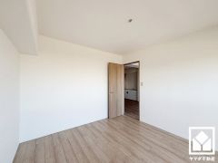 約6帖の洋室です。お子様のお部屋などにも丁度良い広さです。全居室フローリングでお掃除もラクラクです。