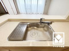 清潔感あふれるシンクで、毎日を気持ちよくスタート。浄水器内蔵シャワー水栓なので洗い物がしやすく、いつでも安心・安全な水をお使いいただけます。