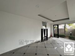 開放的で落ち着いたロビーが、心を癒すひとときを演出。くつろぎと気品が共存する、快適な住まい。