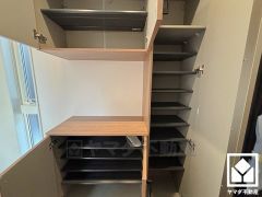 玄関にはシューズボックスを完備。家族の靴もしっかり収納できるので、玄関がいつも片付き、気持ちよくお客様を迎えられます。お出かけの前のチェックにも便利な鏡付きです。