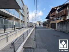 バリアフリーに配慮された、スロープ付きのエントランスアプローチ。