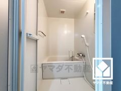 1日の疲れを癒す浴室でゆったりリフレッシュ。清潔感あふれる空間で、毎日のバスタイムをより快適に。