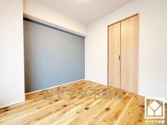 約4.5帖の洋室です。お子様のお部屋などにも丁度良い広さです。