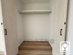 クローゼットは奥行きがあるので、収納力も申し分ありません。