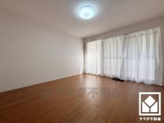 約8帖の洋室です。バルコニーにつながるお部屋で、通風・陽当たり良好。