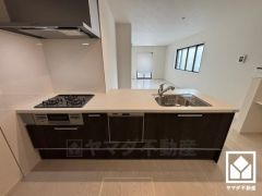 カウンターキッチンなので配膳や片付けがしやすく、お料理中でもお子様の様子が分かって安心です。