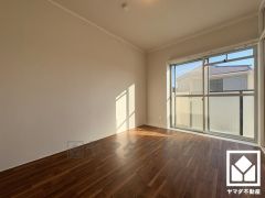 約5.2帖の東側洋室です。バルコニーにつながるお部屋で、通風・陽当たり良好。