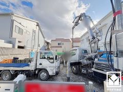 キッチンはアクセントクロスの折下げ天井で空間を視覚的に区切り、メリハリを演出します。