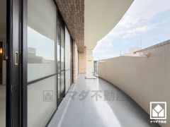 南西側ワイドバルコニーで陽当たり、風通し良好。広々としておりお洗濯をたっぷりと干す事ができます。