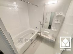 ゆったり足が伸ばせるので、毎日の疲れを癒やすバスタイムを実現。