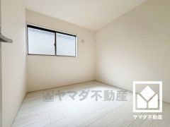 収納力豊富な約4.5帖のストレージルーム付き。ウォークインクローゼット付きの洋室としてもお使いいただけます。