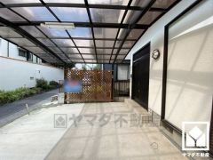 カーポート付きの駐車スペースを完備。重い荷物や雨の日の移動もスムーズで、快適なカーライフを実現。