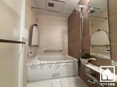 1日の疲れを癒す浴室でゆったりリフレッシュ。ナチュラルな木目調のパネルは落ち着いた雰囲気を演出してくれます。