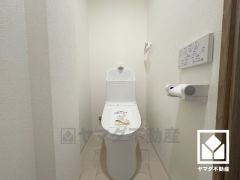 明るく清潔感溢れるトイレです。温水洗浄便座付きで、季節を問わずいつでも温かい便座をお使いいただけます。
