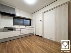 キッチンには窓がございますので、昼間は手元が明るく、お料理がはかどります。