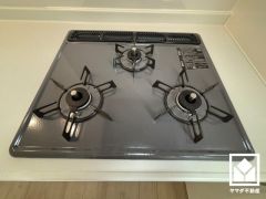 毎日の料理がもっとスムーズになる、便利な3口コンロ付き。