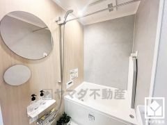 1日の疲れを癒す浴室でゆったりリフレッシュ。ナチュラルな木目調のアクセントパネルは落ち着いた雰囲気を演出してくれます。