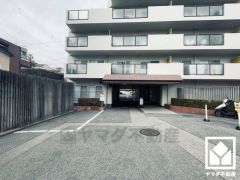 リビングにも収納スペースがあり、住空間を広々お使いいただけます。日用品のストックなどもすっきり片付きます。