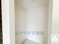 収納力豊富なウォークインクローゼット付き。お洋服はもちろん季節の荷物、趣味の道具や日用品のストックなども収納可能。