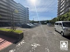 敷地内に駐車場を完備。重い荷物や雨の日の移動もスムーズで、快適なカーライフを実現。空き状況は弊社スタッフまでお気軽にお問い合わせください。