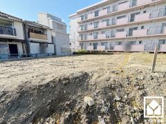 キッチンはカウンター付きの対面式。配膳や片付けがしやすく、お料理中でもお子様の様子が分かって安心です。