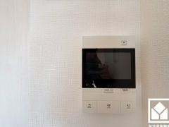 突然の来訪時でも安心なモニター付きインターホンを完備。お留守番中のお子様でも簡単に来訪者の確認ができます。