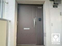 突然の来訪時でも安心なモニター付きインターホンを完備。お留守番中のお子様でも簡単に来訪者の確認ができます。