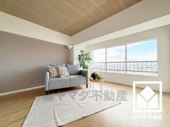 おしゃれなインテリアが映えるリビングで、リラックスしたひとときを過ごせます。